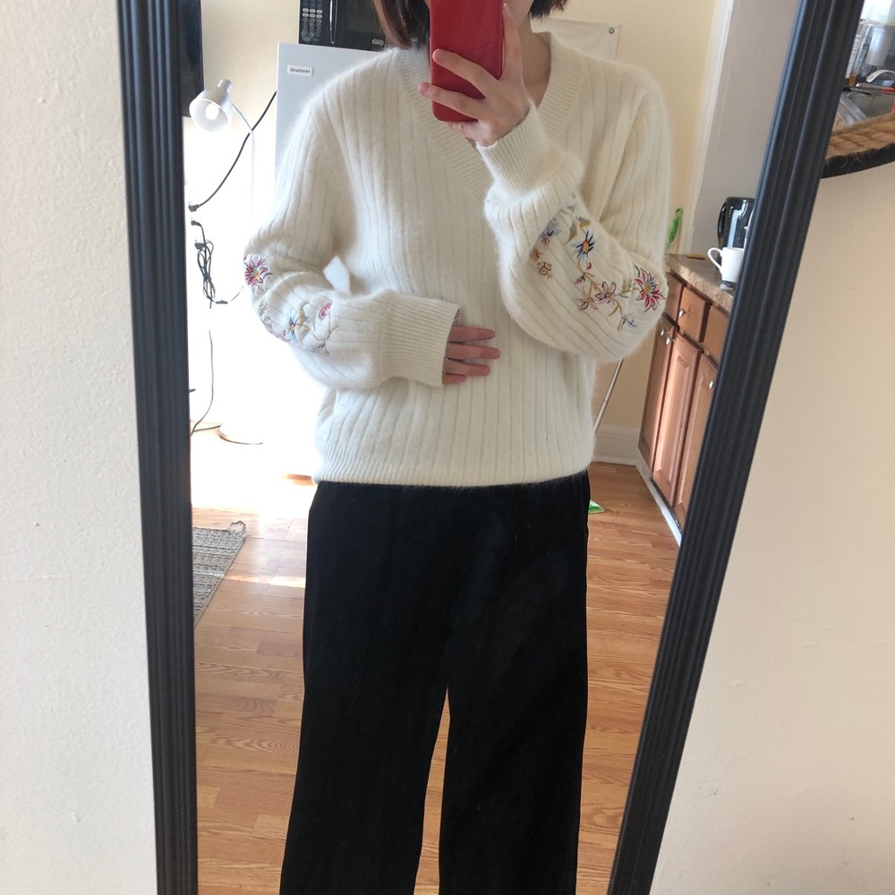 Fuzzy oversized sweater embroidery flowers details